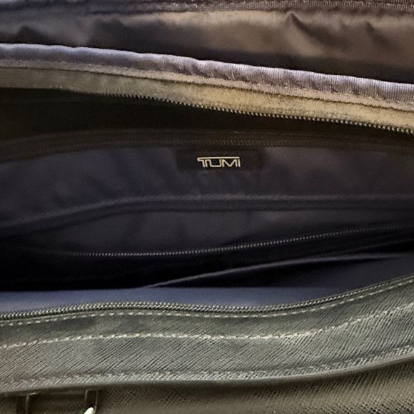 Tumi Black Leather Satchel with Adjustable Crossbody Strap - Picture 2 of 4